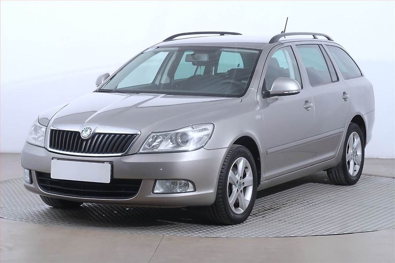 Škoda Octavia (2012) 2.0 TDI, Serv.kniha, Navi - fotka 2 z 19