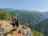 Dvojice kamarádek Kateřina Misíková a Silvie Maciarzová z Plzně se zúčastnily roadtripu Gumbalkán 2023 ve staré felicii.