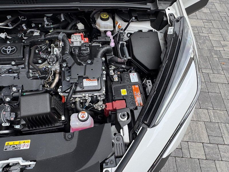 Toyota C-HR (2025) 1.8 Hybrid 140k Executive - fotka 32 z 32