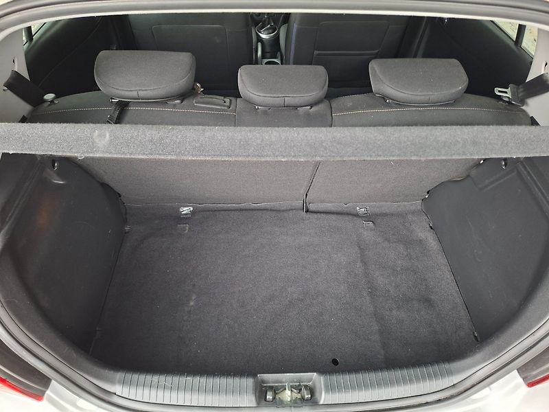 Hyundai i20 (2012) 1.2i 63kW -KLIMATIZACE-S.KNIHA - fotka 19 z 29