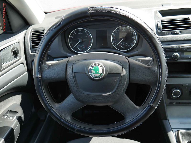 Škoda Octavia (2012) 1.6i, AC, tažné - fotka 12 z 16