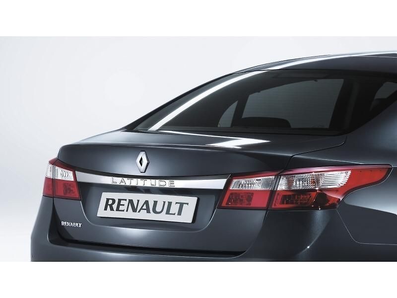 Renault Latitude je vlastně Samsung SM5, jen s jiným logem a drobnými změnami.