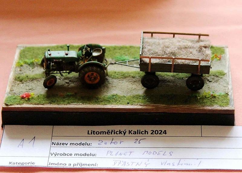 Již poosmé se sjeli plastikoví modeláři na zámek v Ploskovicích, aby zde představili své výtvory při výstavě a veřejné soutěži Litoměřický kalich. Na snímku je model londýnského Omnibusu.