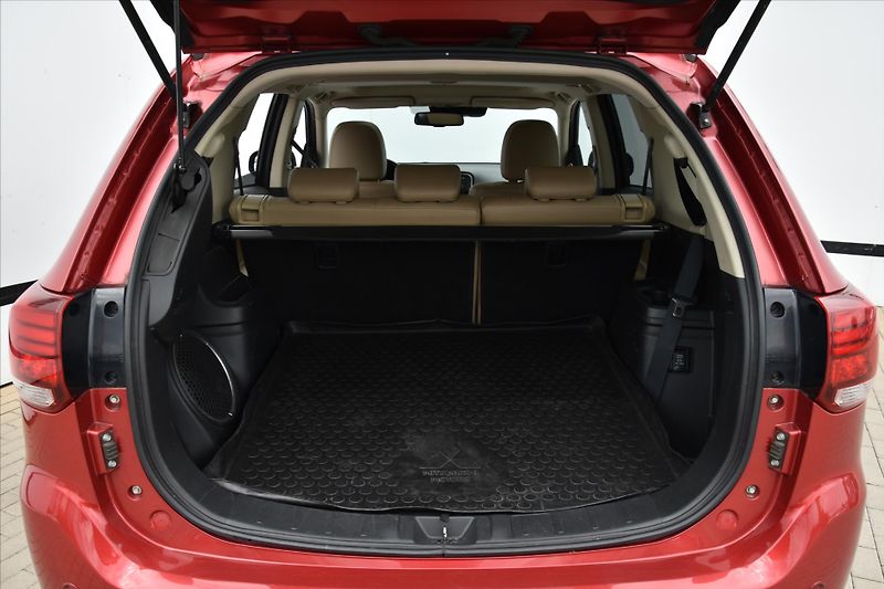 Mitsubishi Outlander 2.2 DI-D 4WD A/T 7-MÍST ČR - fotka 15 z 33
