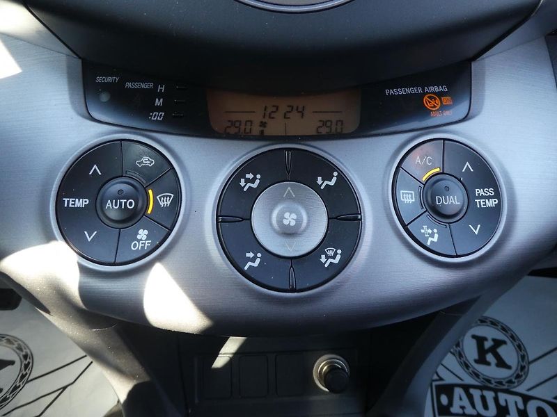 Toyota RAV4 (2006) 2.0i 112kW REZERVOVANO - fotka 19 z 28