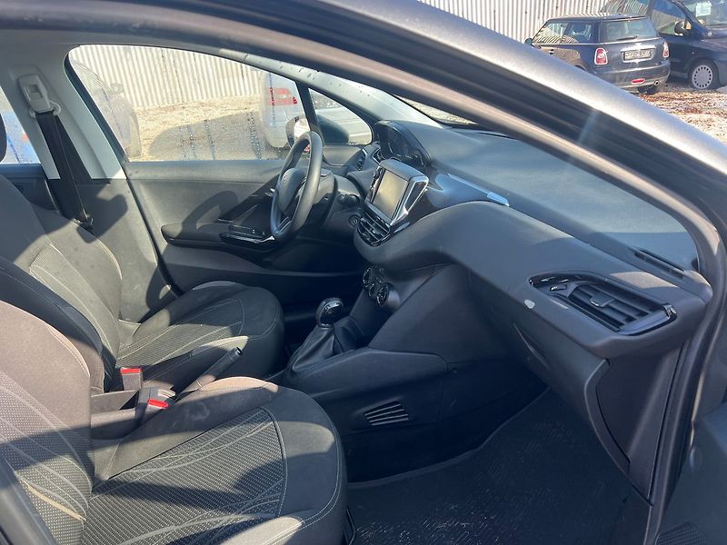 Peugeot 208 1.2VTI - fotka 8 z 14