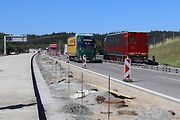 Poslední letošní opravovaný úsek dálnice D5 dostává nový cemento-betonový povrch.