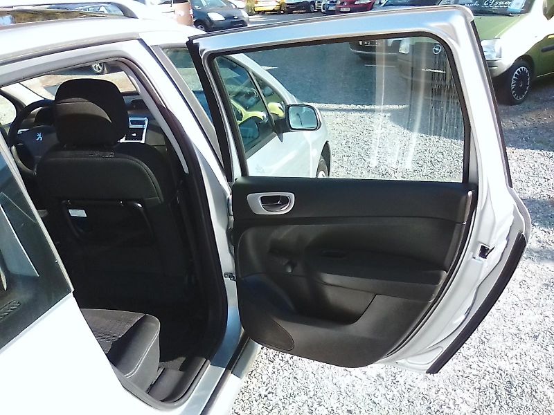 Peugeot 307 (2007) 1.6i 16V SW, kola navíc - fotka 22 z 32