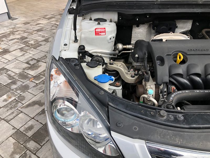 Hyundai i30 (2009) 1.4 16V - fotka 24 z 33