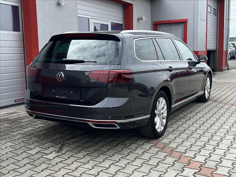 Volkswagen Passat 2,0 TDi DSG ELEGANCE MATRIX - fotka 5 z 36