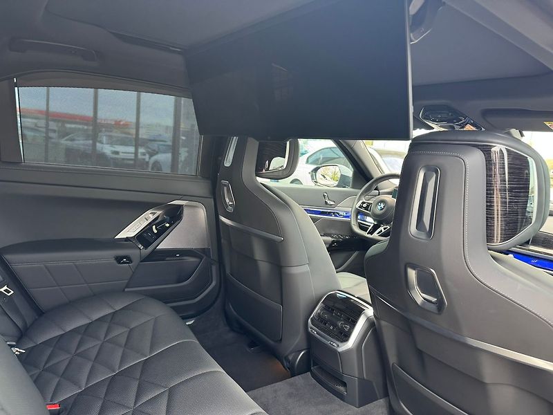BMW Řada 7 740d xDrive  TV TOP - fotka 18 z 22