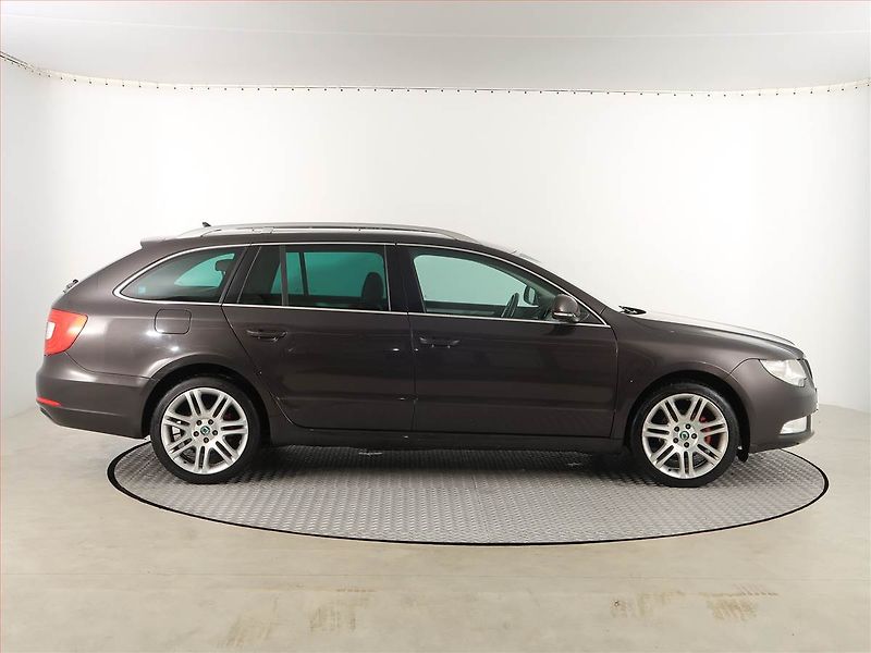 Škoda Superb (2011) Elegance 1.6 TDI, Navi - fotka 6 z 17