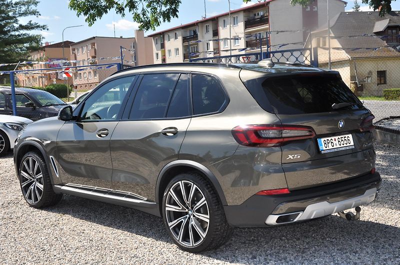 BMW X5 xDrive 40d 250kW - fotka 4 z 36