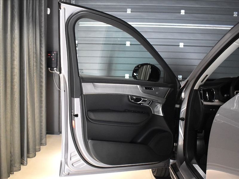 Volvo XC90 (2026) 2,0 T8  Plus Dark - fotka 9 z 35