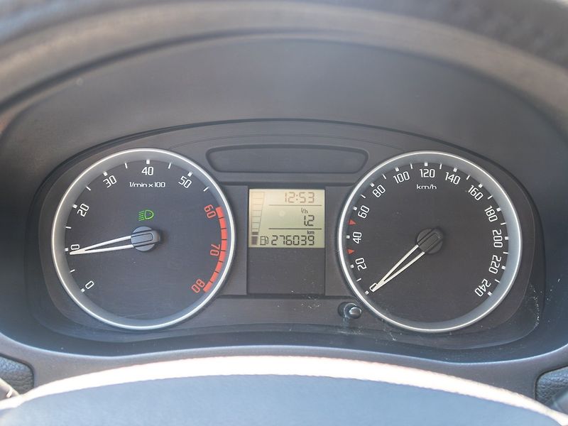 Škoda Fabia (2010) 1.2HTP 51KW AC - PO SERVISU - fotka 16 z 35
