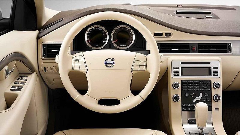 Peugeot 607.