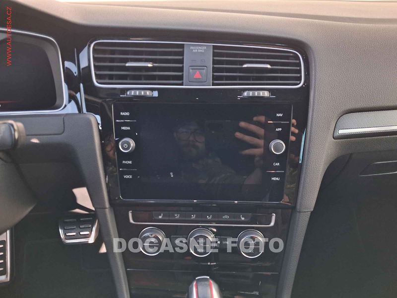 Volkswagen Golf (2019) 2.0 TSi, GTi, DSG, LED - fotka 12 z 20