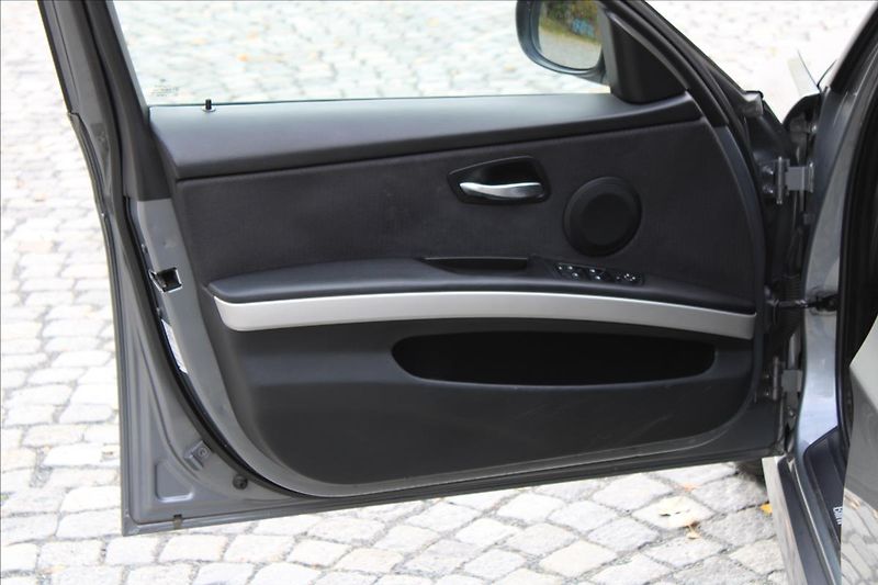 BMW Řada 3 318d Touring / M-Paket / Manuá - fotka 11 z 29