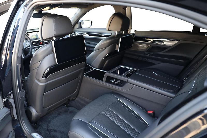 BMW Řada 7 750Li xDrive Sedan - fotka 14 z 16