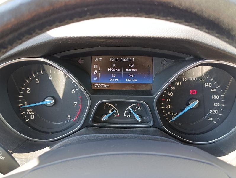 Ford Focus 1.0 ECOBOOST TREND ČR 1.MAJ  - fotka 18 z 27