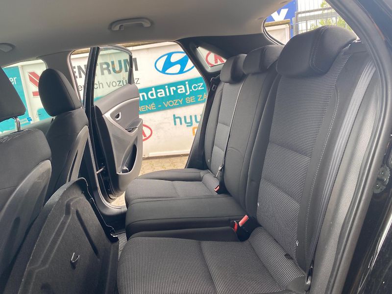 Hyundai i30 1.6-NÍZKÉ KM-1.maj-facelift - fotka 10 z 18
