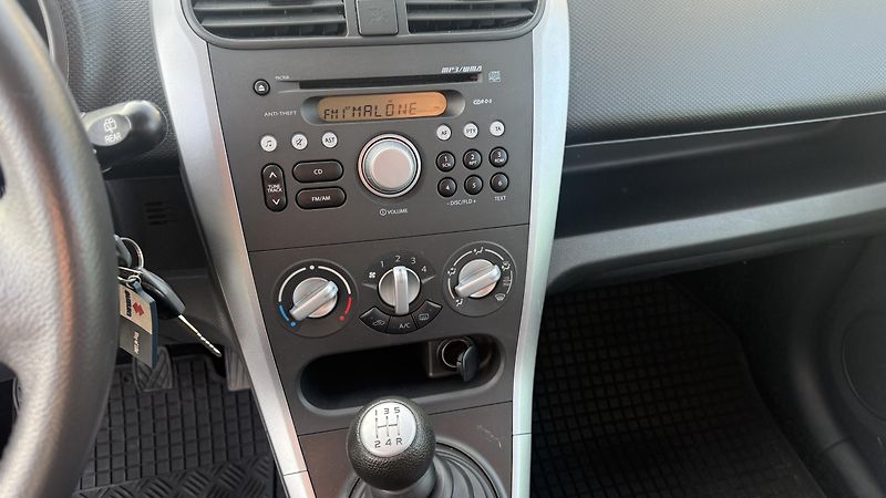 Suzuki Splash (2010) 1.0 94 TIS KM KLIMA PŮVOD ČR - fotka 14 z 22