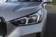 LED světla mají automatické přepínání dálkového svícení s funkcí matrix.