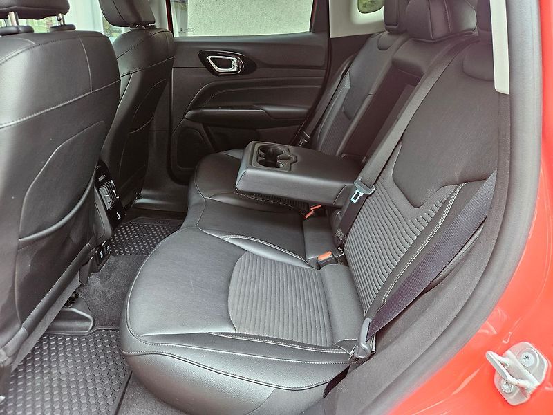 Jeep Compass 1.3 T4 96kw, Limited, 1.maj. - fotka 31 z 35