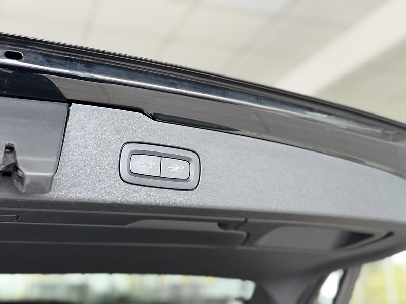 Volvo V60 B3 AUT*120kW*KeyLess*LED*Kamer - fotka 31 z 35