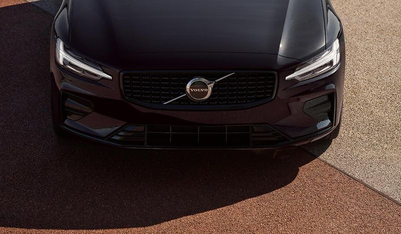 Volvo V60 (2026) B4 PLUS DARK AUT - fotka 12 z 20