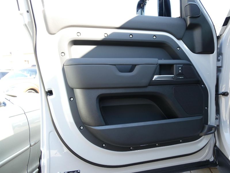 Land Rover Defender (2026) 110 3,0 X-Dynamic SE D350 - fotka 14 z 37