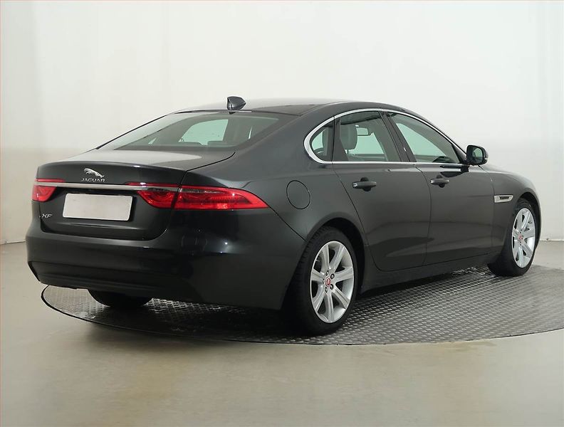 Jaguar XF (2017) E-Performance, Automat, Kůže - fotka 5 z 18