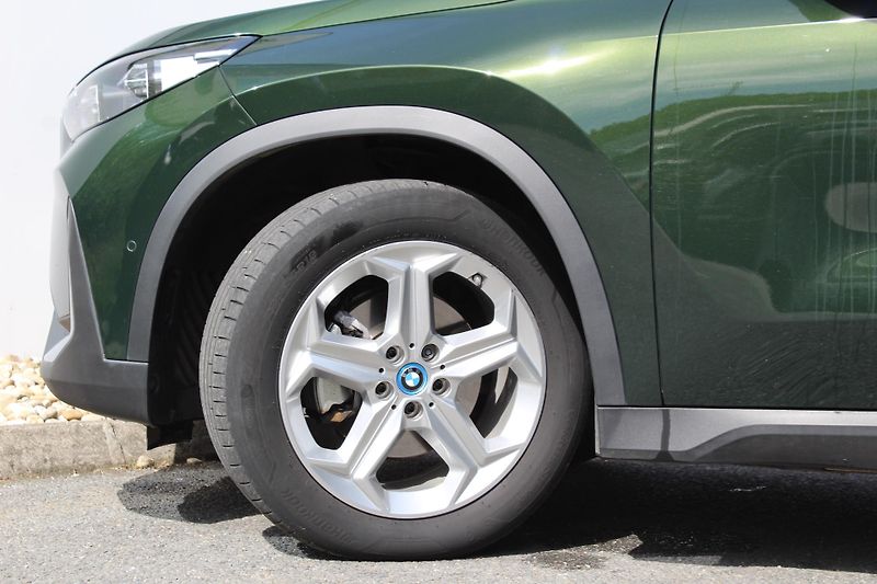 BMW iX1 eDrive20 - fotka 6 z 24
