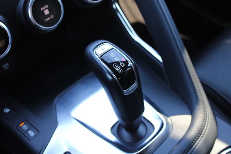 Jaguar E-Pace 2,0 D180  ČR,4x4,AUTOMAT,S - fotka 21 z 37