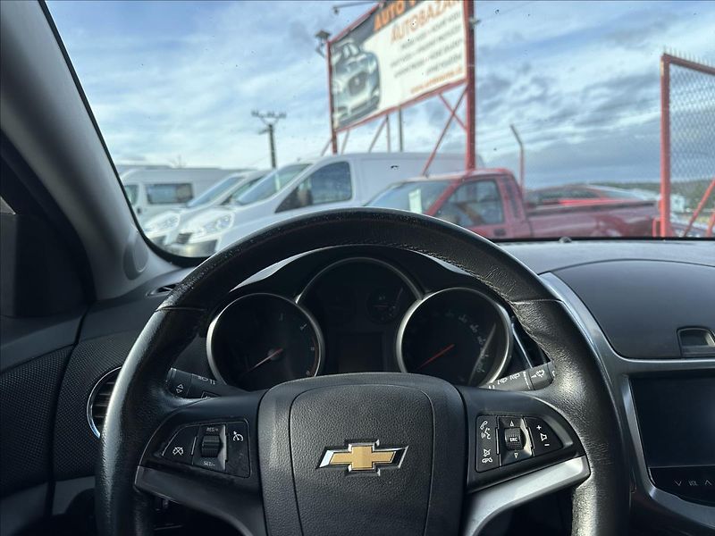 Chevrolet Cruze 1,7 6KVALT DIGIKLIMA +SADA ALU - fotka 10 z 21