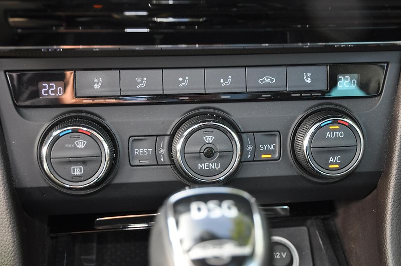 Škoda Superb III 2.0TDI 140kW KOMBI L+K - fotka 18 z 22