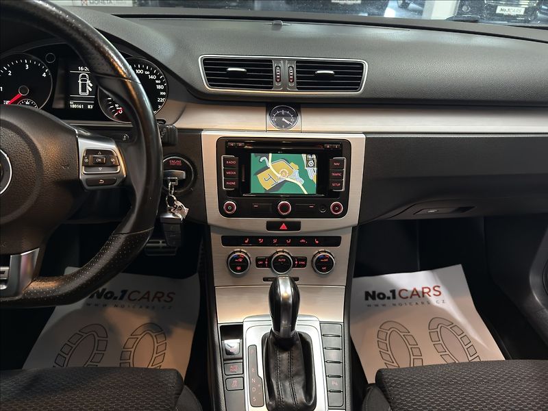 Volkswagen Passat 2,0   TDI DSG R-LINE 130kW NAV - fotka 24 z 39