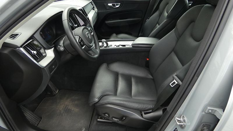 Volvo XC60 B4 mHEV AWD Plus Dark - fotka 18 z 23
