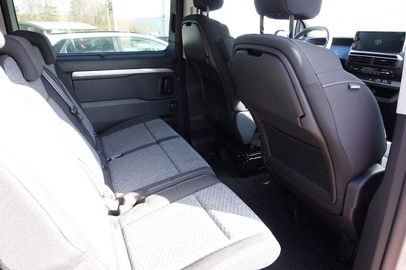 Toyota ProAce Verso 2.0L Diesel 144 PS 5D L1 6 MT - fotka 13 z 34