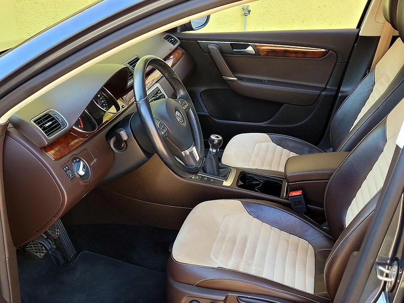 Volkswagen Passat TSi HIGHLINE,málo najeto  - fotka 35 z 51