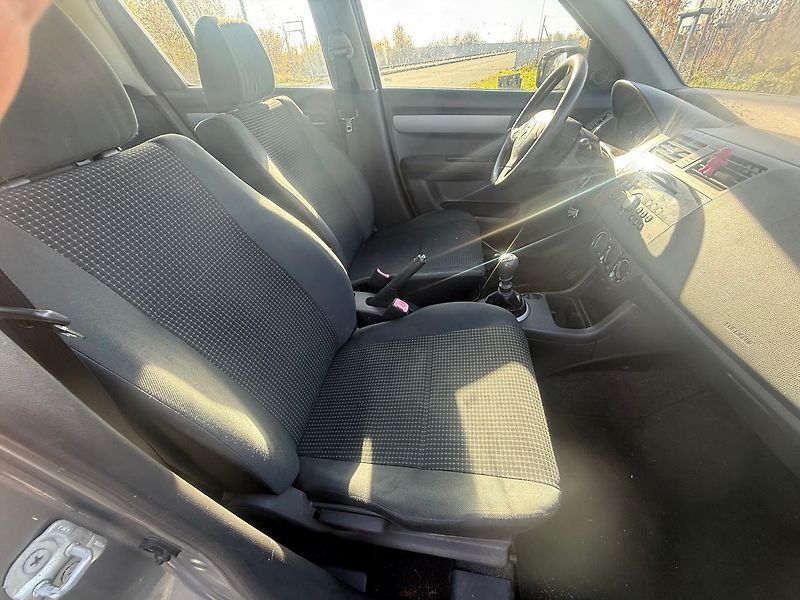 Suzuki Swift 1,3 D - fotka 11 z 18