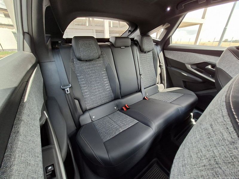 Peugeot 3008 ALLURE HYBRID 145k e-DCS6 - fotka 6 z 29