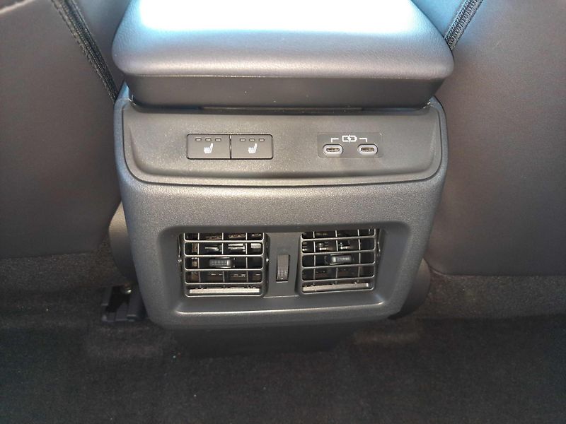 Subaru Uncharted (2026) Executive 77 kWh AWD 252 kW - fotka 32 z 64
