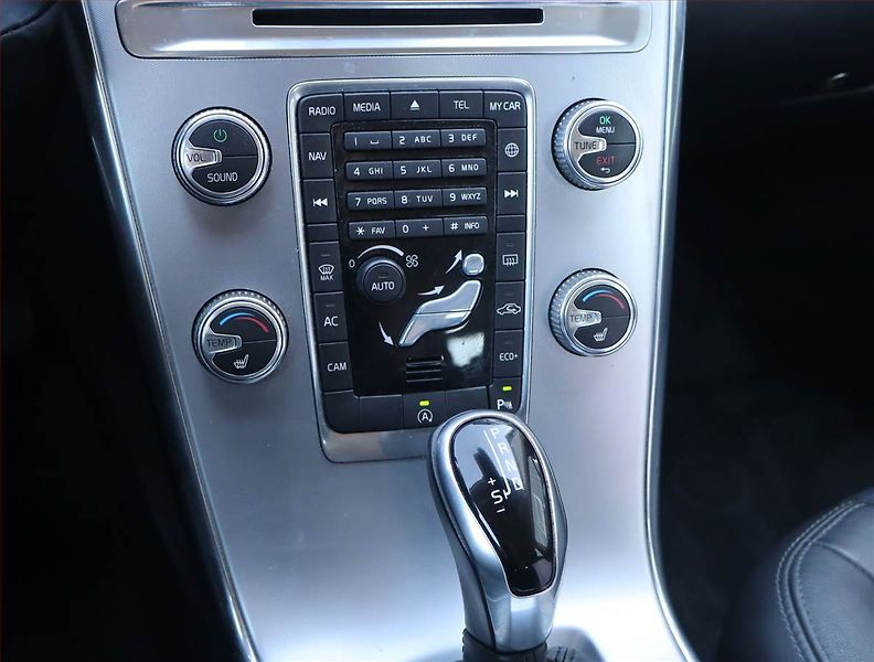 Volvo XC60 (2017) D4, Automat, Kůže, Navi - fotka 12 z 19