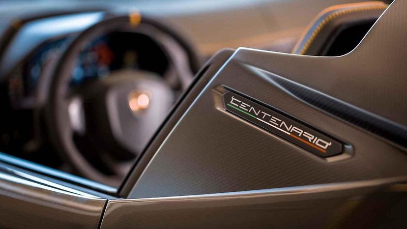 Rozbalování vzácného supersportu Lamborghini Centenario Roadster.