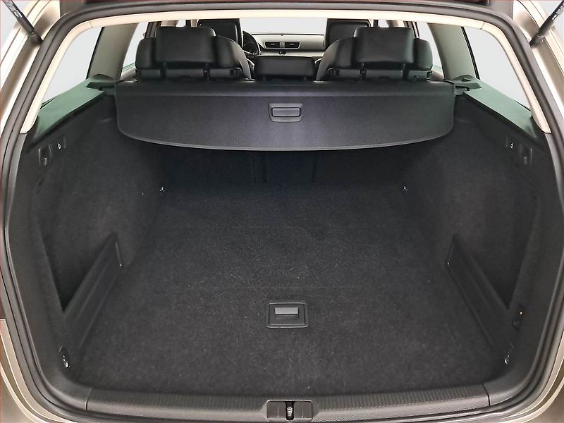 Volkswagen Passat (2013) 2.0 TDI, Automat, Navi, Xenony - fotka 14 z 23