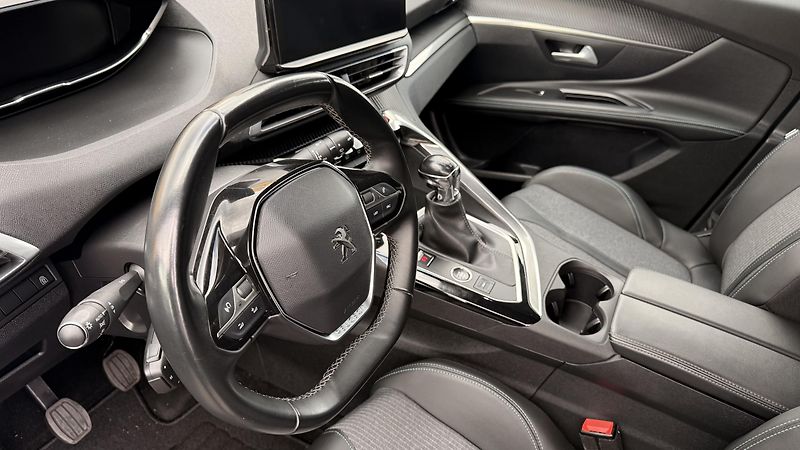 Peugeot 5008 (2021) ALLURE 1.2i,ČR,ZÁRUKA,7 MÍST - fotka 4 z 18