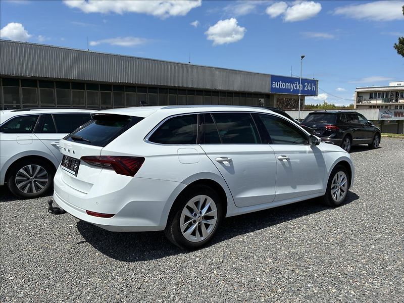 Škoda Octavia 2,0 TAŽNÉ,KŮŽE,HEAD-UP - fotka 6 z 38