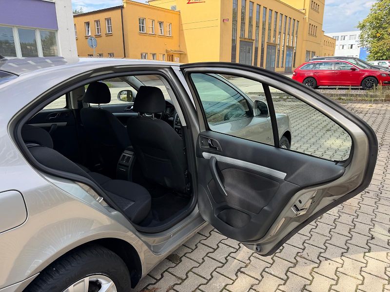 Škoda Octavia 1,2 TSI Elegance/77 kW/1.maj - fotka 12 z 26