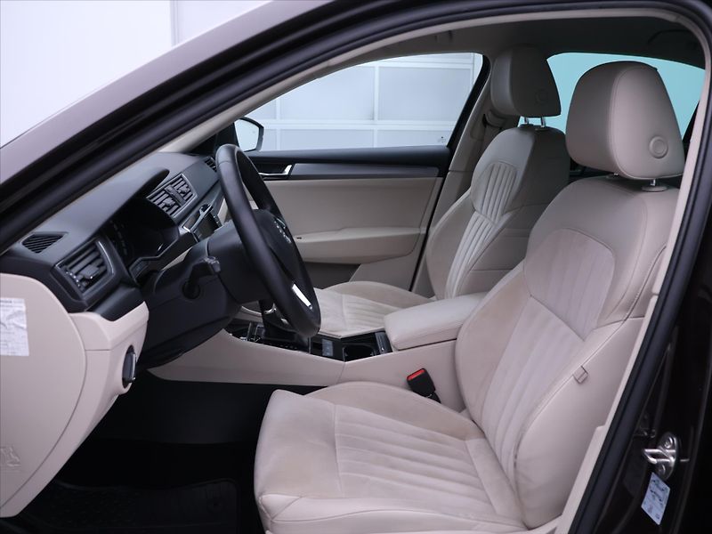 Škoda Superb 2,0 TSI 162kW DSG CZ Style - fotka 10 z 36